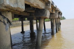 Nelayan Jambi tunggu perbaikan dermaga dihantam kapal