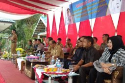 Dewan Dapil Tanjab dampingi gubernur berikan bantuan