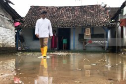 Gus Ipul Jenguk Keluarga Korban Hilang Akibat Banjir Jombang (Video)