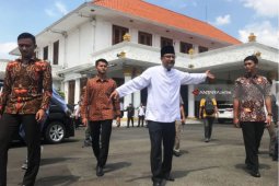 Gus Ipul Pamit Gubernur hingga Petugas Kebersihan Grahadi (Video)