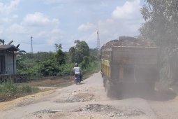 Jalan poros Buluh Kuning - Bedayan Sepauk rusak parah