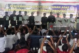 Sertifikat Tanah Pura se-Bali Diserahkan Jokowi (Video)