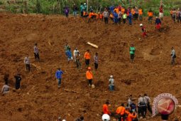 Pencarian korban longsor Brebes gunakan alat berat