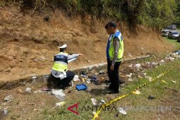 Minibus tabrak truk fuso tewaskan enam orang di Tol Cipali
