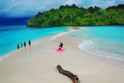 Melihat Keindahan Pasir Putih Pulau Bogisa