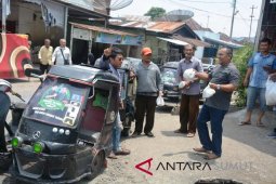 Tim BERES bagikan nasi bungkus kepada abang beca