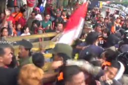 Satpol PP Surabaya Tertibkan Bangunan Liar di Kalimas