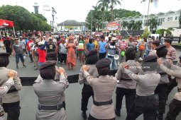 Simulasi Pengamanan Pilkada Jatim di Jember Diwarnai Penyanderaan KPU (Video)