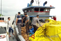 Polair amankan kapal angkut pakaian impor ilegal