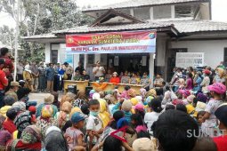 Polda bagikan sembako warga terdampak erupsi