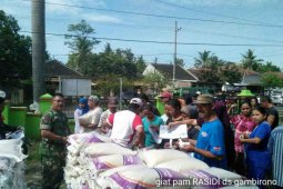 Babinsa Kodim 0824 Jember Kawal Penyaluran Beras Bersubsidi