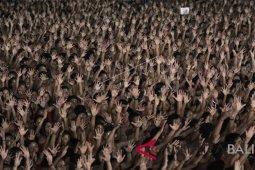 5,555 balinese kecak dancers break muri record
