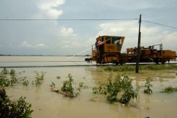 Rel Kereta Api terendam banjir