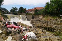 Warga mulai buang sampah di DAS Ciliwung