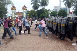 Massa bentrok dengan petugas Kepolisian