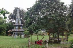 Miniatur "Menara Eiffel" hadir dekat Candi Muarojambi