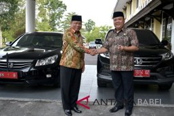 Tamizi Saat serahkan mobil dan rumah dinas