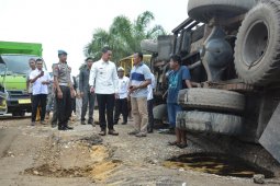 Zola minta perusahaan ikut perbaiki jalan rusak