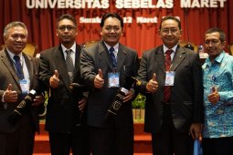 Pjs Wali Kota Kediri Dapat Penghargaan dari UNS