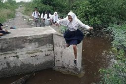 Jembatan putus, pelajarpun lompat