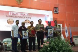 Lewat Buku "Democratic Policing", Kapolri Jelaskan Tugas Polisi