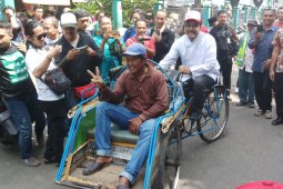 Gus Ipul Mendadak Jadi "Penarik Becak" di Sidoarjo