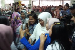 Khofifah Menyapa Pekerja Pabrik Maspion