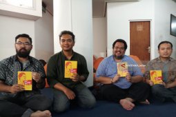 Dosen UK Petra Tulis Buku Perjalanan Henk Ngantung