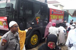 Kendaraan Water Cannon "Disulap" Jadi Tempat Wudhu