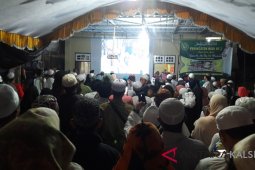 Diguyur Hujan Jamaah Tetap Bertahan Ikuti Haul