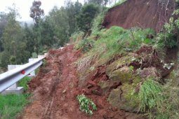 Jalan Menuju Wisata Puncak B-29 Lumajang Tertimbun Longsor