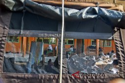 Belajar Mengajar Di Tenda Darurat