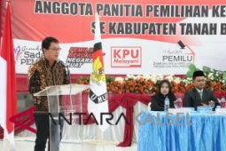 Tanah Bumbu Lantik Panitia Pemilu