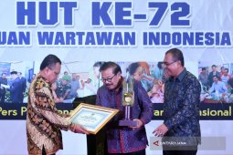 PWI Jatim Anugerahkan Prapanca Agung Kepada Pakde Karwo