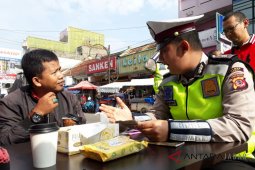 Polisi ajak pelanggar lalu lintas minum kopi