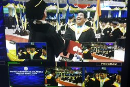 Topi Toga Milik Suko Widodo Dilempar Rektor Unair (Video)