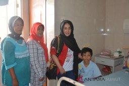 Ketua PMI jenguk Aidil di RSU Adam Malik