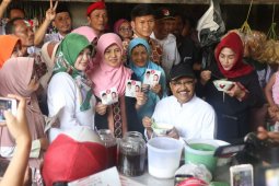 Gus Ipul Sapa Pedagang Pasar Brangkal Mojokerto