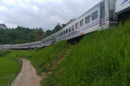 Dua perjalanan kereta tertahan di Garut