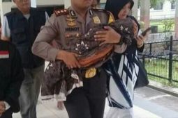 Diduga terkendala biaya, jenazah anak penderita getah bening ini dibawa pulang dengan ojek