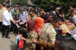 Jokowi Bagikan Buku