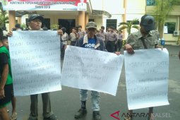 Pembakal Juhu HST Diminta Mundur