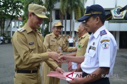 Wabup Serahkan Penghargaan Kepada Sembilan ASN