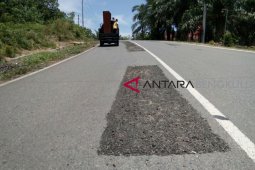Perusahaan lakukan pemeliharaan jalan lintas sumatera