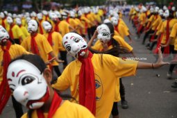Warga Kampung Topeng Malang Terima Bantuan Sembako
