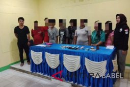 Polisi Muntok tangkap delapan warga sedang berjudi