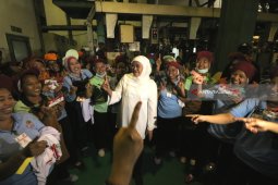 Khofifah Kunjungi Pekerja Pabrik Kopi