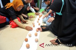 Wow telur ayam bisa ditegakkan di fenomena kulminasi matahari di Tugu Khatulitiwa Pontianak