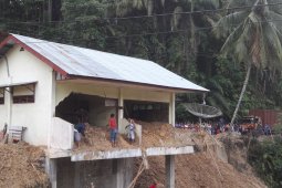 Akibat hujan, satu warung tertimbun longsor