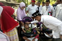 Ketua DPR Aceh kunjungi bocah lumpuh layu
